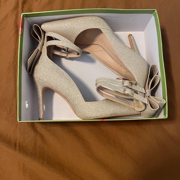 MUCCCUTE GOLD High Heels Bow Back Stiletto NWT size 7.5 - Picture 5 of 6